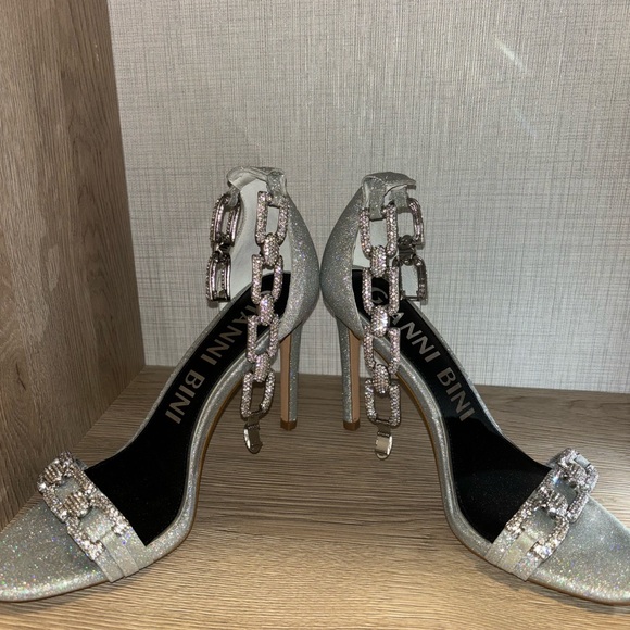 Gianni Bini the Vivvia Court Rhinestone Chain Detail Dress Grey Sandals Size 9.5 - Picture 5 of 15